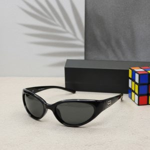 Sleek Black Oval/Cat-Eye Sunglasses